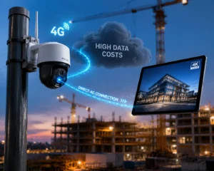 Une caméra de sécurité 4G montée sur un poteau avec une tablette affichant des images haute définition en direct, sur fond de chantier.