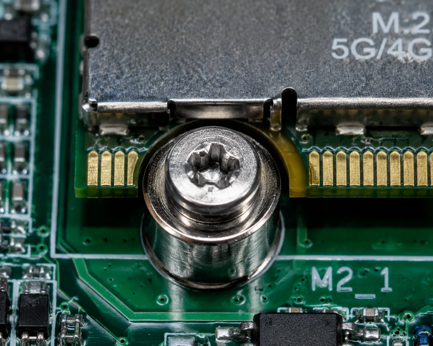 Tornillo de bloqueo que fija el módulo Mini-PCIe a la placa de la cámara PTZ