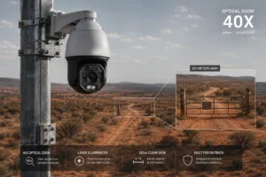 Caméra de surveillance montée avec zoom optique 40x, capable d'identifier des objets à 500 mètres dans un environnement extérieur difficile.