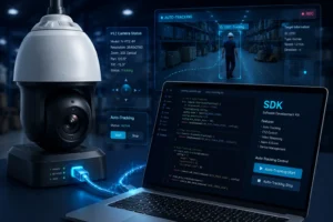 Caméra intelligente PTZ connectée à un ordinateur portable avec interface SDK et suivi automatique actif, mettant en évidence l'intégration logicielle et matérielle pour un suivi avancé.